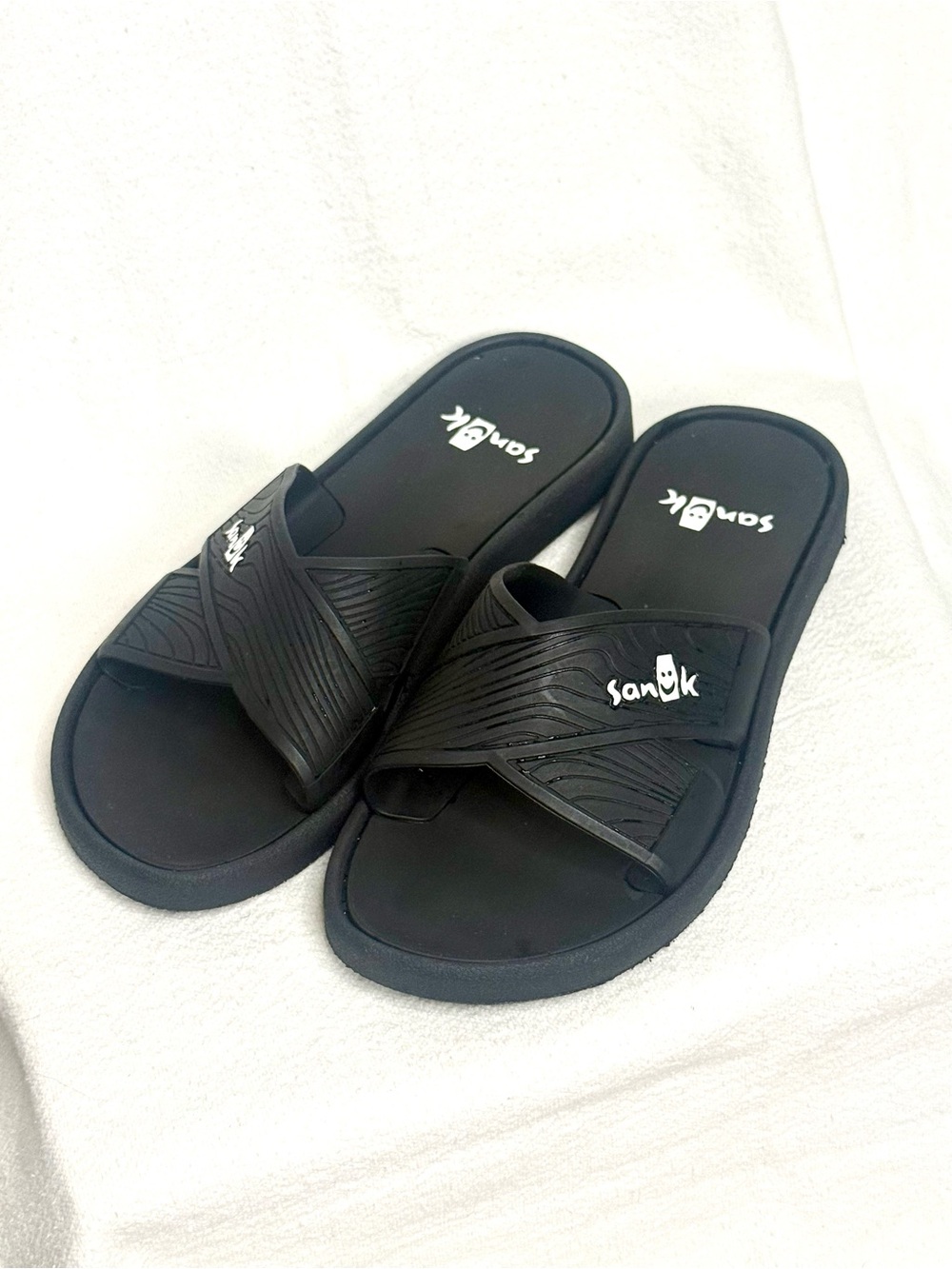 Sanuk Women’s Black Cross-Strap Slide Sandals (Like New)